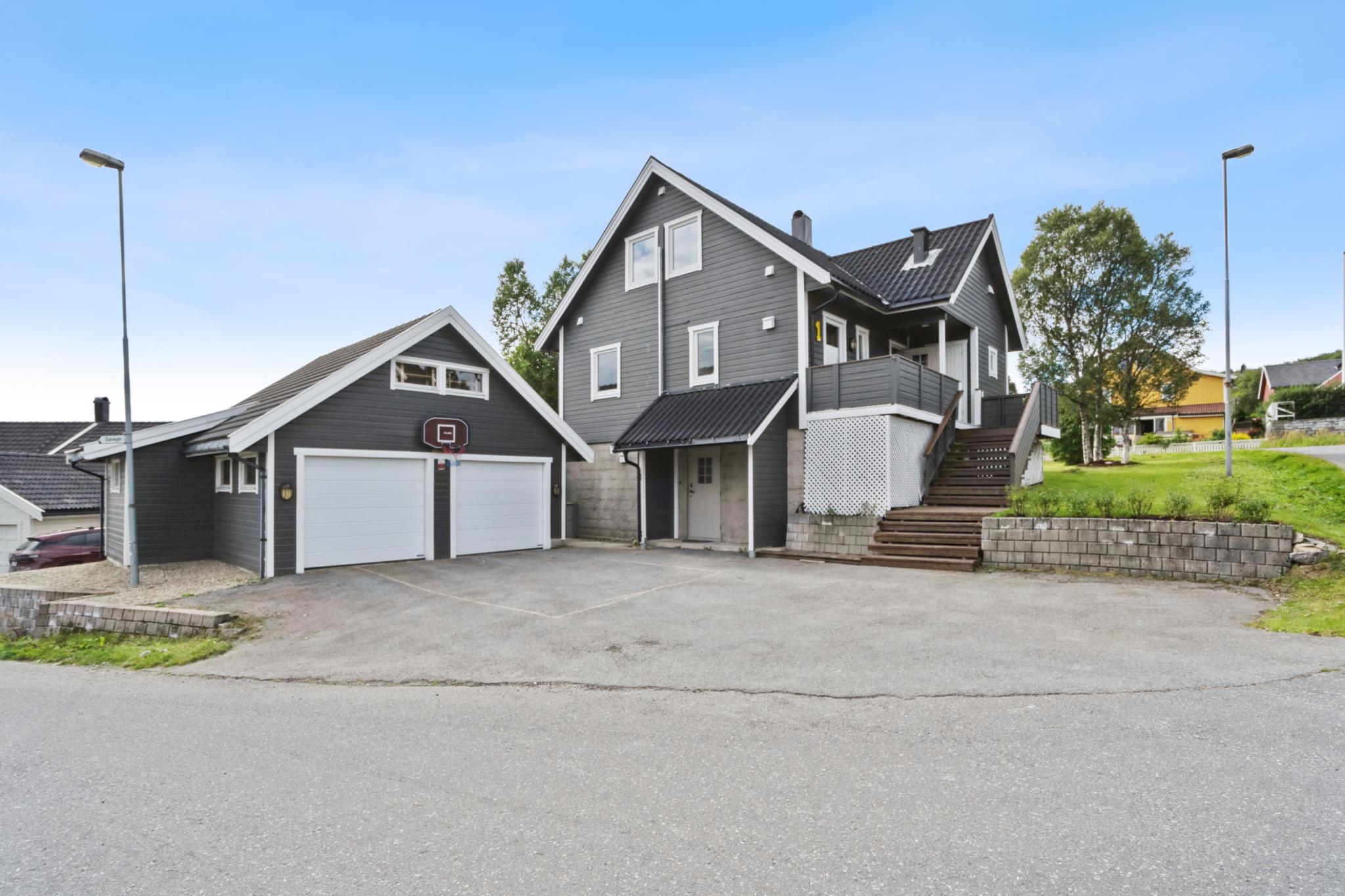 Egen inngang og parkering foran mur